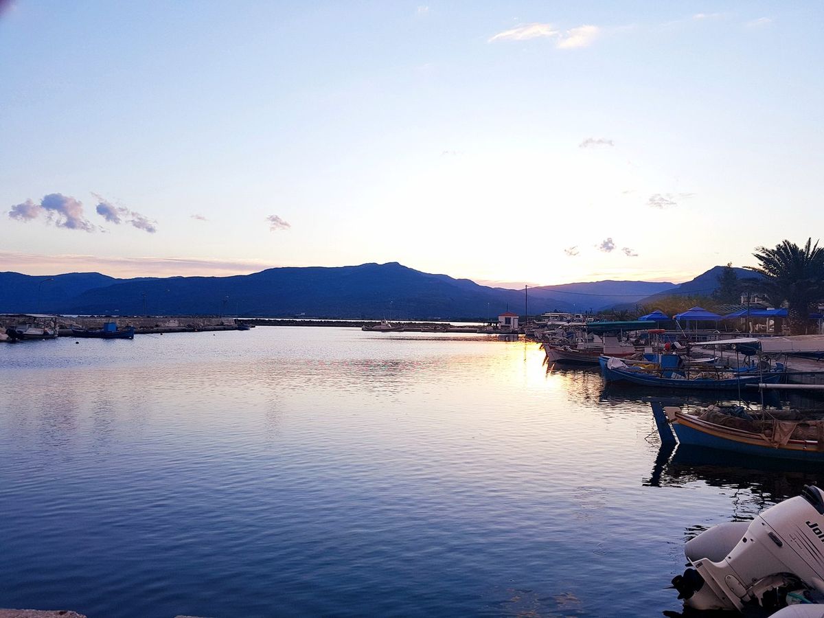 Skala Kallonis balıkçı limanında akşamüstü