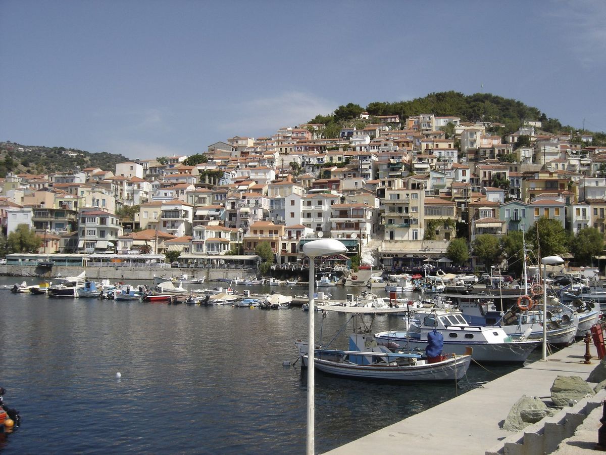 Plomari kasabası ve limanı