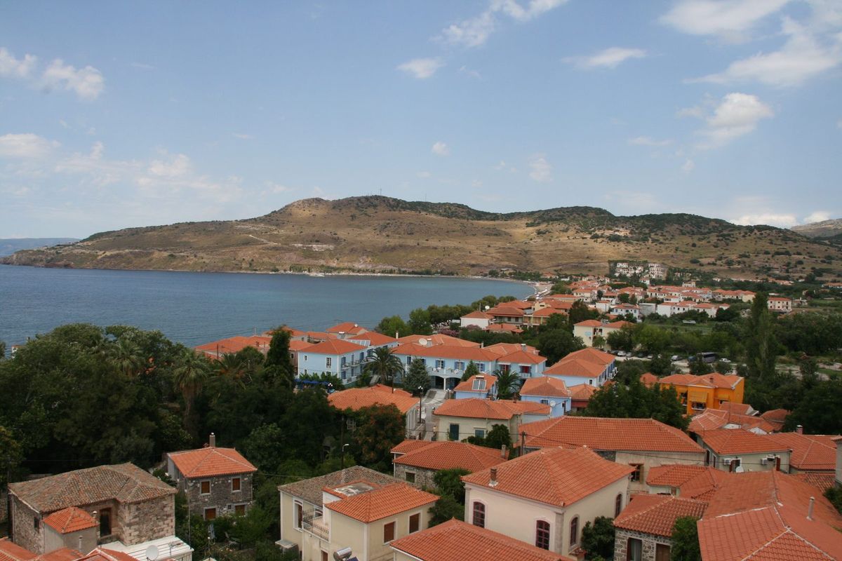 Petra köyünün çatıları ve körfez