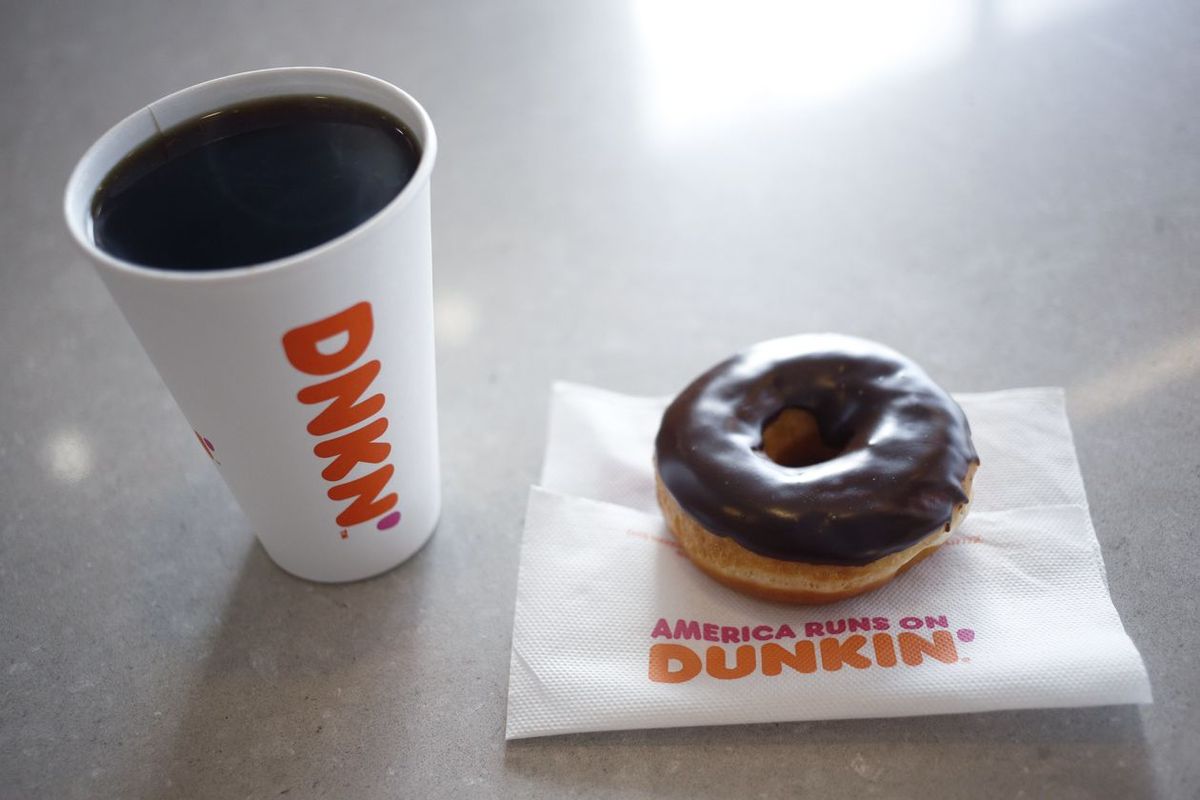 Dunkin markalı bir kahve ve donut.