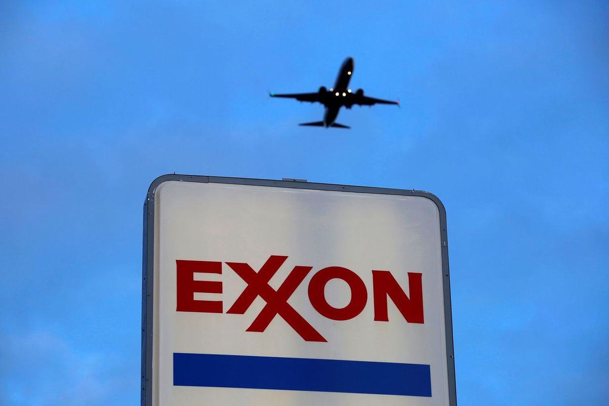 Enerji şirketi Exxon tabelası ve bir uçak aynı karede.