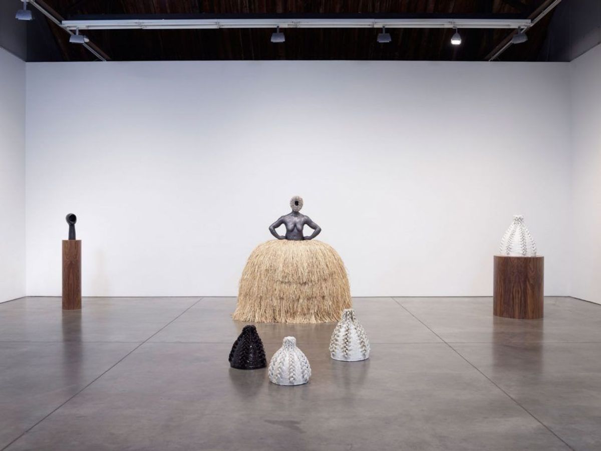 Simone Leigh’in New York’ta Luhring Augustine’deki 2018 tarihli sergisinin enstalasyon görüntüsü