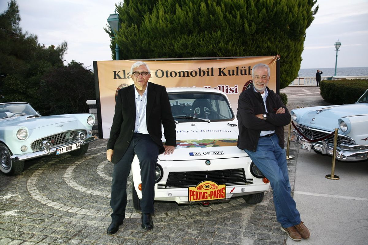 Anadol aracı ile Ahmet Şefik Öngün ve Erdal Tokcan