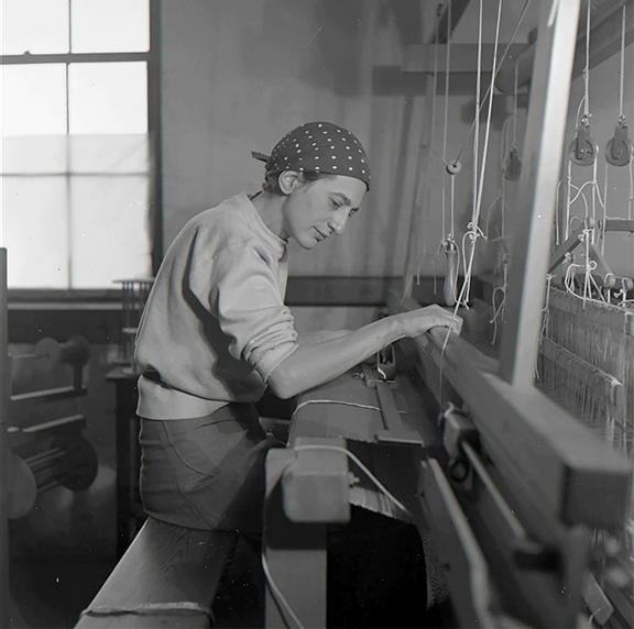 Anni Albers in her weaving studio at Black Mountain College, 1937 Guggenheim Museum Bilbao
