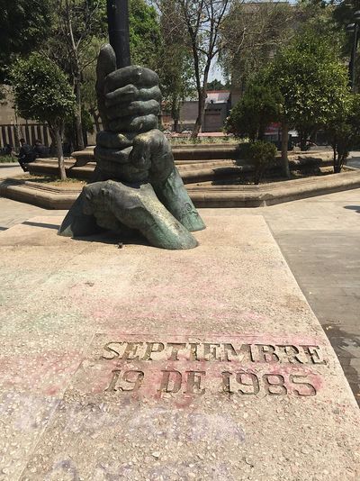 1985 Meksika depreminde hayatını kaybedenleri ve arama kurtarma ekiplerini onurlandıran anıt. Wikimedia Commons.