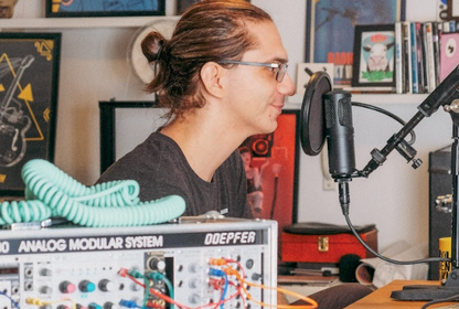 In Hoodies: "Müzik, virgülü bol ama noktası az bir dil."
