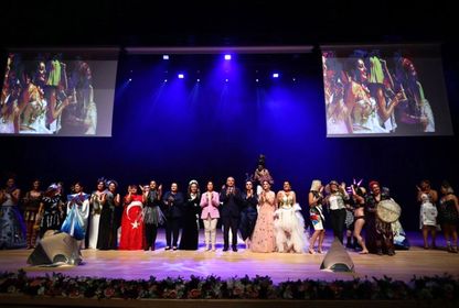 Denizli Cam Bienali ile Giyilebilir Cam Defilesi
