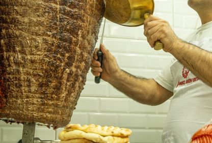 İki yaka arasında döner