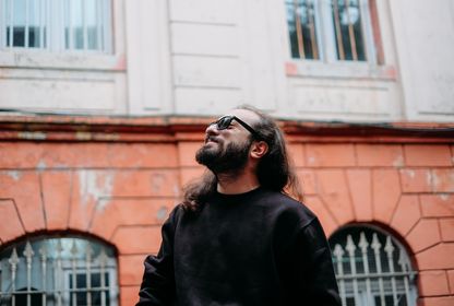 Gözlerden uzak bir ışık kovalama hikâyesi: Özgür Elver