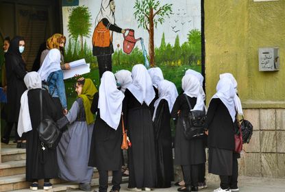 Unutulan bir hikâye: Afganistan'da kız çocuklarının eğitimine ara verildi