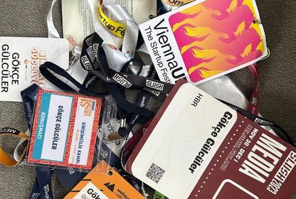 Etkinliklerde dağıtılan yaka kartları: Koleksiyon mu plastik çöplüğü mü?