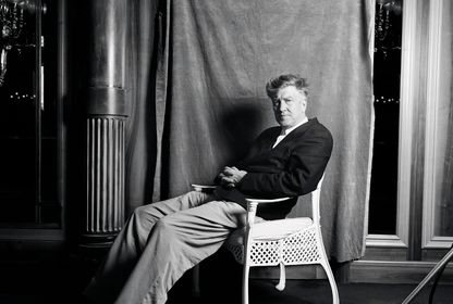 David Lynch kırmızısı: Ucubeler, devler ya da gülümseyen çuval