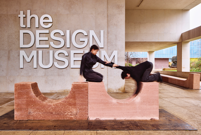 Formun, bedenin ve zamanın kesişimi: Melek Zeynep Bulut 'Açık Anıtlar' ile the Design Museum’da