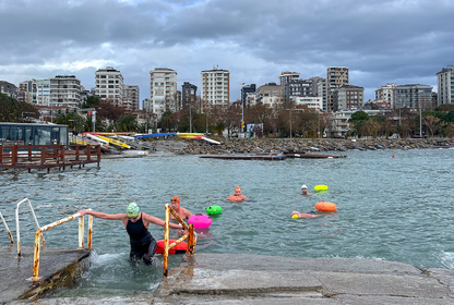 İstanbul'un kış yüzücüleri: Yağmur-çamur demeden Boğaz'ın sularıyla buluşanlar anlatıyor