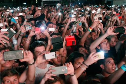 Konserlerde telefon yasağı: Sanatçının en doğal hakkı mı, yetki aşımı mı?