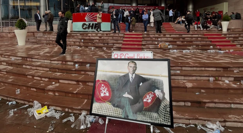 CHP Genel Merkezi'nde çevik kuvvet ekipleri: Özgür Özel TBMM'ye yürüyor