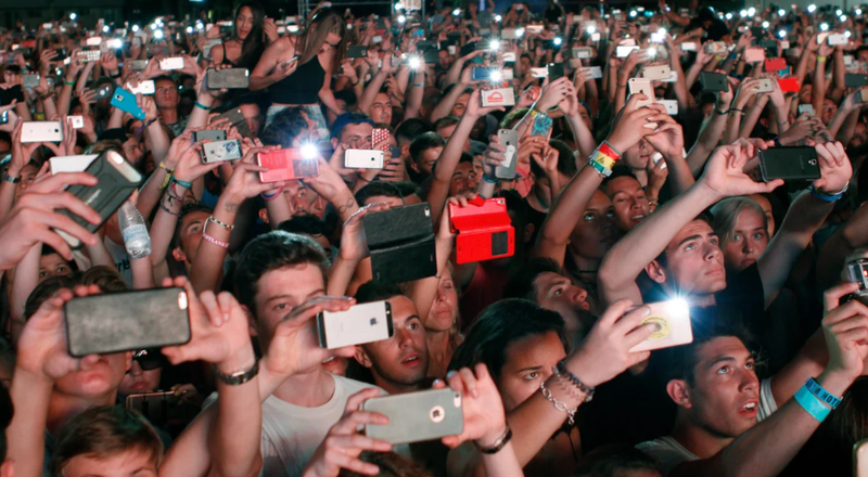 Konserlerde telefon yasağı: Sanatçının en doğal hakkı mı, yetki aşımı mı?