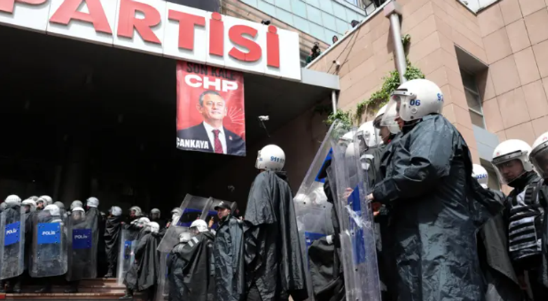 CHP’de toplu işten çıkarma: ‘Özgür Özel’in otobüsünde olduğum için işten atıldım’