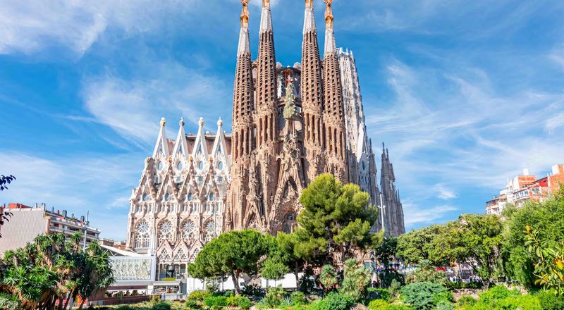 Sagrada Familia ikilemi: Yarım kalmış bir mimari eser tamamlanmalı mı?
