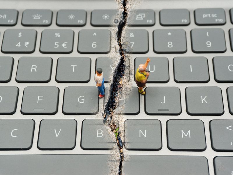 Dijital uçurumu kapatmak: DataReportal'ın yarı yıl raporu bize ne söylüyor?