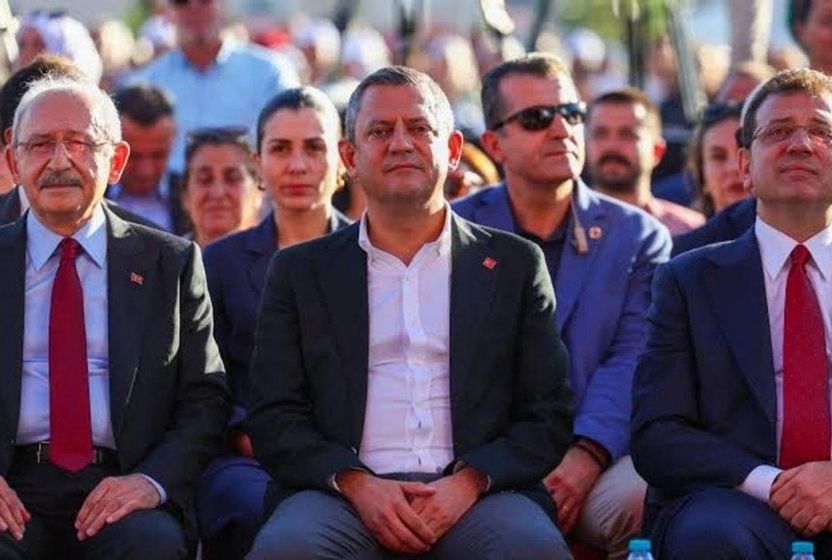 İki baba, bir kardeş arasında: Bir siyasi liderin rüştünü ispatlama sınavı