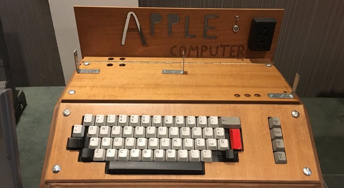 Эпл 1. Apple 1 1976. Первый компьютер Эппл 1. Apple Computer 1976. Самый первый компьютер Эппл.